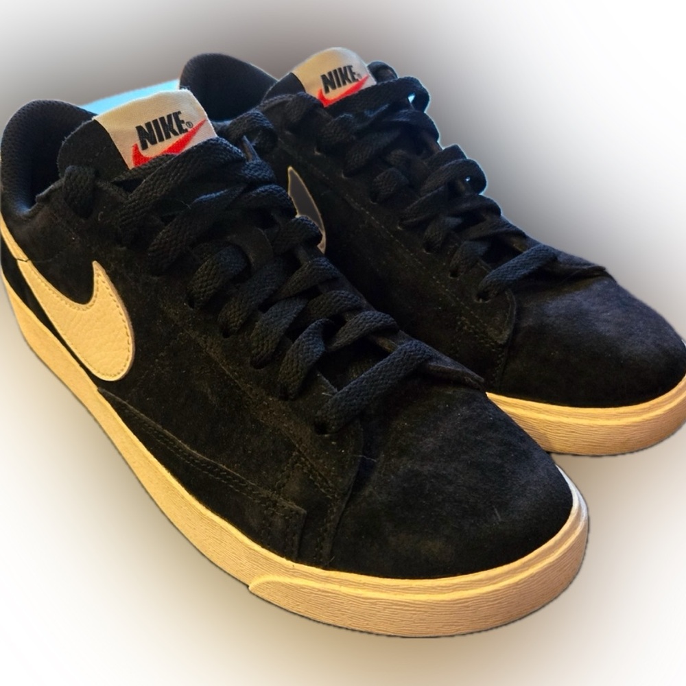 Ladies NIKE Blazer Low SD Black Sail size 7.5 women's.
VEUC barely worn!